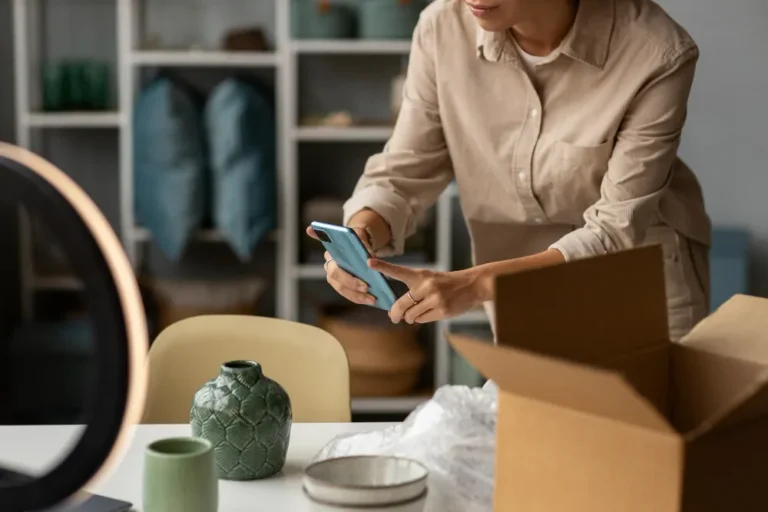 Persona fotografiando un producto con el móvil para su tienda online
